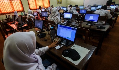 aturan itu menempatkaPendidikan masih masuk dalam RUU Cipta Kerja dimana dalam pasal-pasanya masih menjadikan pendidikan sebagai komoditas perdagangan karena sektor pendidikan dilakukan melalui perizinan berusaha. Foto, sejumlah pelajar bersiap mengerjakan soal ujian. (ilustrasi)