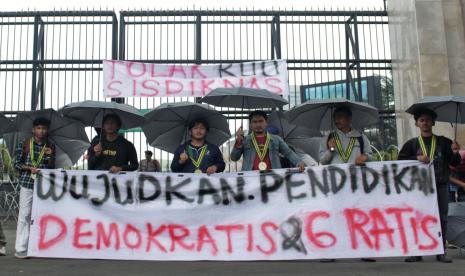 Sejumlah pelajar dan mahasiswa berunjuk rasa menolak RUU Sistem Pendidikan Nasional (Sisdiknas) di depan kompleks Parlemen, Senayan, Jakarta, Senin (29/8/2022). Mereka meminta pemerintah dan DPR untuk menunda pembahasan RUU Sidiknas masuk ke dalam Prolegnas Prioritas 2023 karena penyusunannya dinilai kurang transparan.