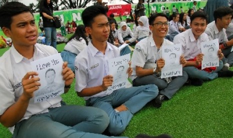 Sejumlah pelajar dari beberapa sekolah merayakan perubahan sistem Ujian Nasional di Taman Alun-alun Bandung, Jawa Barat, Rabu (28/1). Kebijakan Menteri Pendidikan dan Kebudayaan Anies Baswedan merubah sistem Ujian Nasional yang bukan sebagai syarat kelulus