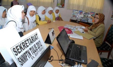  Sejumlah pelajar konsultasi dengan panitia saat akan melakukan pendaftaran secara kolektif SNMPTN di Tangerang, Banten, Selasa (15/5).