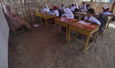 Pelajar Korban Gempa: Sejumlah pelajar korban gempa dan tsunami mengikuti sekolah di ruang kelas darurat di Sekolah Dasar (SD) Karya Thayyibah Mamboro di Palu, Sulawesi Tengah.