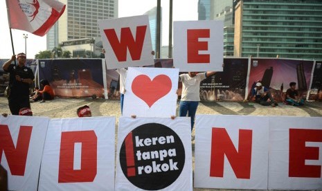  Sejumlah pelajar melakukan aksi kampanye anti-rokok.