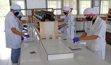 Sejumlah pelajar melakukan simulasi pelajaran praktik di laboratorium kimia dengan Adaptasi Kebiasaan Baru di SMK Negeri 1 Temanggung, Jawa Tengah, Jumat (28/8/2020). Sejumlah sekolah kejuruan di Kabupaten Temanggung berencana melaksanakan pelajaran praktik secara luring dengan Adaptasi Kebiasaan Baru.