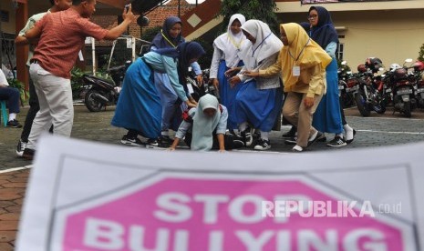 Sejumlah pelajar melakukan teatrikal saat menggelar aksi menolak bulliying (penggunaan kekerasan, ancaman, atau paksaan untuk menyalahgunakan atau mengintimidasi orang lain) di kompleks SMK 17 Temanggung, Jateng, Rabu (19/7). 