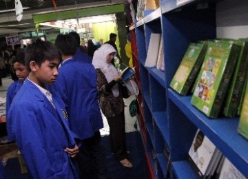 Sejumlah pelajar melihat buku pada pameran Islamic Book Fair di Jakarta.