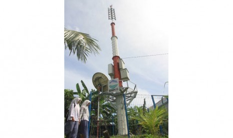 Sejumlah pelajar melintas di samping alat pendeteksi tsunami atau Tsunami Early Warning System (TEWS) yang dipasang di Desa Seuneubok, Kecamatan Johan Pahlawan, Aceh Barat, Aceh, Selasa (27/12).