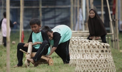  Sejumlah pelajar memainkan permainan tradisional