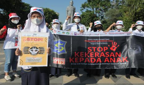 Sejumlah pelajar membentangkan poster dan spanduk menolak kekerasan terhadap anak, di Surabaya, Jawa Timur, Rabu (27/7/2022).