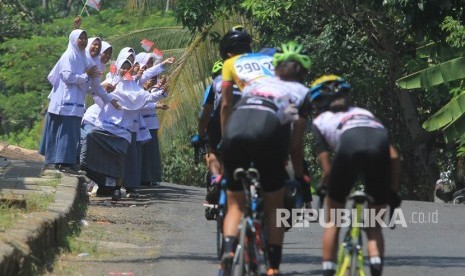 Sejumlah pelajar memberi semangat kepada pebalap saat mengikuti kategori Individual Time Trial pada International Tour de Linggarjati 2019 di Mandirancan, Kuningan, Jawa Barat, Jumat (13/9/2019).