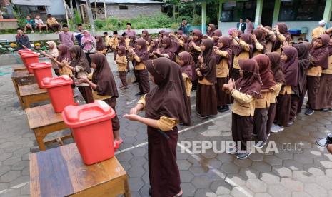 Sejumlah pelajar mempraktekkan cara mencuci tangan yang benar di Madrasah Ibtidaiyah (MI) AL HIdayah Mudal, Temanggung, Jawa Tengah, Sabtu (14/3/2020).