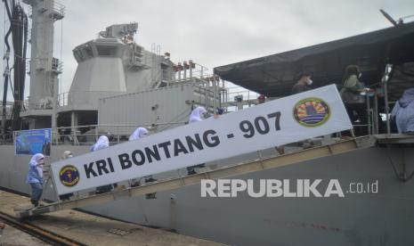 Sejumlah pelajar menaiki KRI Bontang-907 untuk mendapatkan vaksin, di Pelabuhan Teluk Bayur, Padang, Sumatera Barat, Kamis (14/10). Bank Indonesia (BI) menyiapkan uang layak edar Rp 4,35 miliar dalam Ekspedisi Rupiah Berdaulat 2021 menggunakan KRI Bontang.