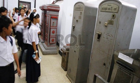  Sejumlah pelajar mengamati bus surat dan alat tukar perangko lama di Museum Pos di jalan Cilaki, Kota Bandung, Kamis (9/1).        (Republika/Edi Yusuf)