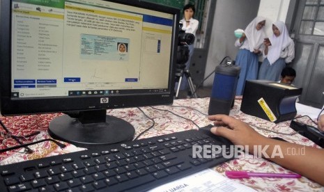 Sejumlah pelajar mengantre untuk perekaman KTP elektronik saat Disdukcapil Goes To School di SMAN 9, Kelurahan Ciwaringin, Kota Bogor, Jawa Barat, Jumat (15/3/2019). 