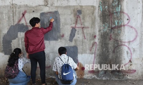 Polisi Tangkap Pelaku Vandalisme di Tangerang Kota. Foto: Sejumlah pelajar mengecat tembok yang menjadi sasaran vandalisme (Ilustrasi).