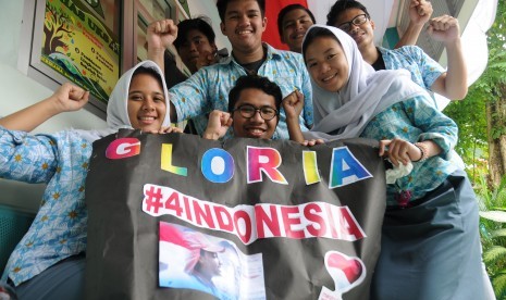 Sejumlah pelajar menggelar aksi solidaritas untuk mendukung teman satu sekolah mereka Gloria Natapraja Hamel, anggota Paskibrka yang batal tampil pada Upacara Peringatan HUT ke-71 Kemerdekaan RI di Istana Negara, di Sekolah Islam Dian Didaktika, Cinere, 