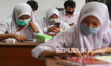 Sejumlah pelajar menggunakan wifi gratis. (Ilustrasi)