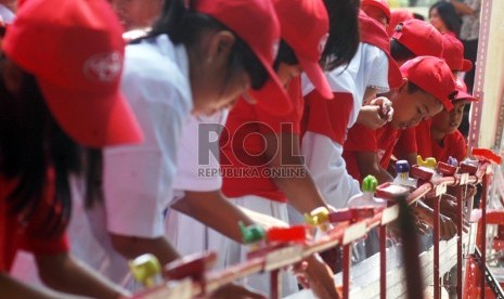  Sejumlah pelajar mengikuti acara kampanye Cuci Tangan Pakai Sabun di halaman samping Gedung Sate, Kota Bandung, Jumat (16/10). ( Foto : Septianjar Muha