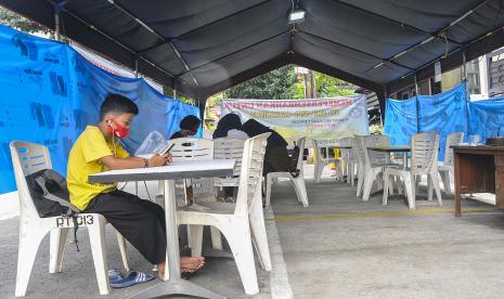 Sejumlah pelajar mengikuti Pembelajaran Jarak Jauh (PJJ) secara daring.