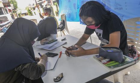 Sejumlah pelajar mengikuti Pembelajaran Jarak Jauh (PJJ) secara daring di sebuah tenda yang dilengkapi jaringan internet nirkabel (WLAN) di Pondok Kelapa, Jakarta Timur, Senin (24/8/2020). Tenda dengan WLAN gratis tersebut didirikan atas inisiatif warga untuk membantu murid sekolah yang terkendala jaringan internet dalam sistem belajar secara daring. 