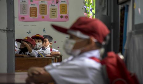 Sejumlah pelajar mengikuti pembelajaran tatap muka di sekolah.