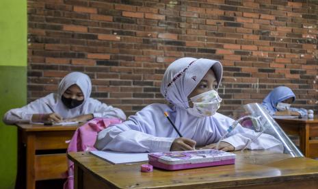 Sejumlah pelajar mengikuti pembelajaran tatap muka terbatas (PTMT) di SD Plus Al Ghifari, Jalan Cisaranten Kulon, Arcamanik, Kota Bandung.  Lonjakan kasus akibat liburan akhir tahun bisa ganggu PTM