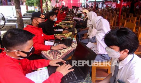 Sejumlah pelajar mengikuti skrining kesehatan sebelum vaksinasi COVID-19 di Gebyar Vaksinasi, SMK Setia Negara, Depok, Jawa Barat, Sabtu (28/8/2021). Dinas Kesehatan Kota Depok bekerja sama dengan Brimob polri melakukan percepatan vaksinasi COVID-19 massal bagi pelajar dengan target sekitar enam ribu orang yang bertujuan untuk persiapan Pembelajaran Tatap Muka (PTM). 