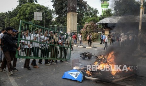 Sejumlah pelajar mengikuti unjuk rasa menolak UU KPK dan RUU KUHP yang berujung ricuh di Jalan Tentara Pelajar, Palmerah, Jakarta, Rabu (25/9/2019). 