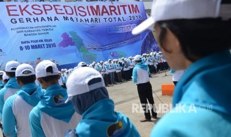 Sejumlah pelajar mengikuti upacara pelepasan sebelum mengikuti Ekspedisi Maritim dengan tujuan Belitung dengan menggunakan KM Kelud di Pelabuhan Tanjung Priok, Jakarta, Selasa (8/3).