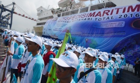 Sejumlah pelajar mengikuti upacara pelepasan sebelum mengikuti Ekspedisi Maritim dengan tujuan Belitung dengan menggunakan KM Kelud di Pelabuhan Tanjung Priok, Jakarta, Selasa (8/3). Ekspedisi yang diikuti oleh 1100 pelajar Se-Jabodetabek tersebut sekaligu