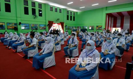 Sejumlah pelajar menunggu giliran untuk divaksin COVID-19 saat vaksinasi massal bagi peserta didik di Gedung Serba Guna (GSG) Sekolah Menengah Atas (SMA) Negeri 2 Bandar Lampung, Lampung, Kamis (2/9/2021). Sebanyak 400 orang pelajar SMA Negeri 2 mendapatkan vaksin dosis pertama sebagai upaya pemerintah dalam penyelenggaraan pembelajaran tatap muka (PTM) di tengah pandemi COVID-19.