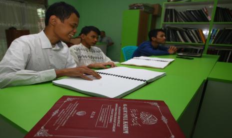 Sejumlah pelajar penyandang tuna netra mengikuti Tadarus Al Quran di Yayasan Tunanetra Raudlatul Makmufin Serpong, Tangerang Selatan, Banten, Rabu (14/4/2021). Selama bulan suci Ramadhan, Yayasan Tunanetra Raudlatul Makmufin mewajibkan pelajar untuk mengkhatamkan Al Quran minimal satu kali.