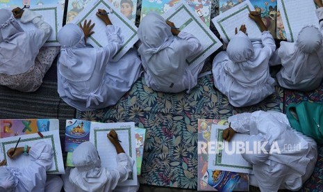 Sejumlah pelajar SD Muhammadiyah 8 Surabaya menulis ayat-ayat Alquran dengan teknik 'follow the line' saat Darul Arqom di SD Muhammadiyah 8 Surabaya, Jawa Timur, Rabu (30/5).