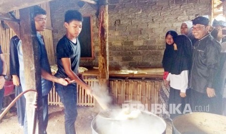 Sejumlah pelajar SDN 1 Sukatani, mendampingi orang tuanya yang berprofesi sebagai perajin tape singkong khas Bendul, di Kecamatan Sukatani,  Purwakarta, Selasa (29/11). 