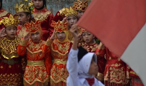 Sejumlah pelajar SDN 162 Kota Jambi mengenakan pakaian adat saat mengikuti Upacara Peringatan Hari Pendidikan Nasional (Hardiknas) di Sejinjang, Jambi Timur, Jambi, Senin (2/5). 