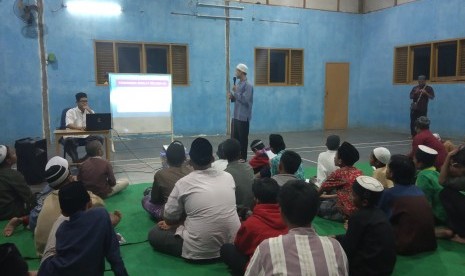 Sejumlah pelajar sedang mengikuti materi dalam program Sanlat Liko untuk mengisi liburan sekolah