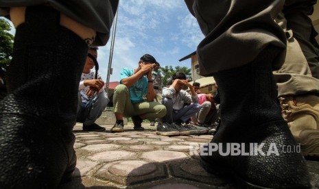 Sejumlah pelajar Sekolah Menengah Atas (SMA) yang membolos sekolah diamankan petugas di kantor Satpol PP. Satpol PP Jepara meningkatkan patroli dengan sasaran pelajar yang membolos. Ilustrasi.