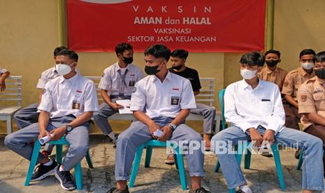 Sejumlah pelajar Sekolah Menengah Kejuruan (SMK) Bhumi Phala menunggu giliran vaksinasi COVID-19 di Puskesmas Parakan, Temanggung, Jateng, Kamis (30/9/2021). Vaksinasi COVID-19 bagi pelajar SMK kelas XII tersebut sebagai upaya meningkatkan kekebalan tubuh dan persyaratan memasuki dunia kerja setelah lulus nanti. 