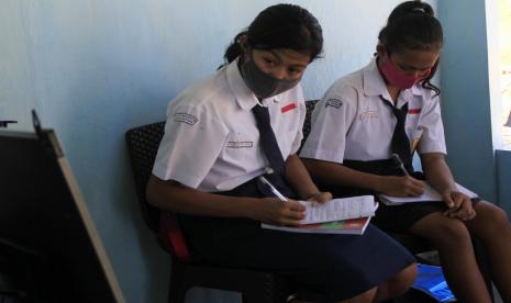 Sejumlah pelajar Sekolah Menengah Pertama (SMP) mengikuti belajar tatap muka di salah satu rumah warga di Kota Kupang, NTT, Senin (10/8/2020). Beberapa sekolah di Kota Kupang mulai menerapkan sistem belajar tatap muka di rumah-rumah siswa dengan membaginya menjadi beberapa titik dan setiap titik dibatasi hanya boleh 10 orang murid.