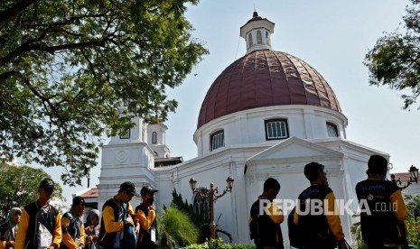 Sejumlah pelajar SLTA asal Provinsi Bengkulu yang menjadi peserta program Siswa Mengenal Nusantara 2017 mengunjungi kawasan Kota Lama Semarang, Jawa Tengah, Senin (24/7). 