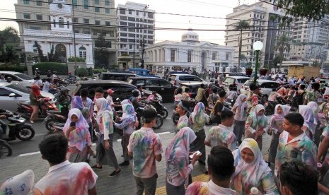 Sejumlah pelajar SMA di Medan melakukan corat-coret seragam usai Ujian Nasional (UN), di Medan, Sumatera Utara, Kamis (12/4). 