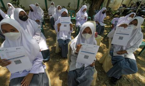 Sejumlah pelajar menunjukkan surat keterangan vaksin COVID-19 