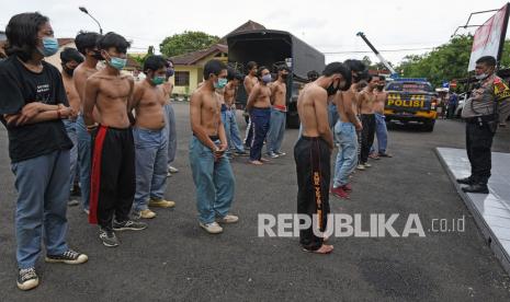 Sejumlah pelajar SMK Surya Kencana Bogor diamankan di Mapolres Kota Serang, Banten, Senin (21/12/2020). 