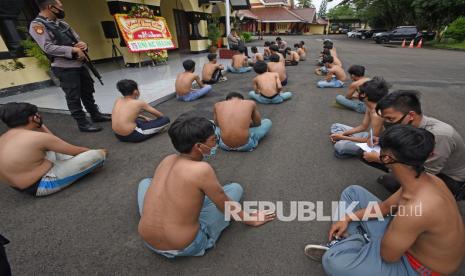 Polisi mengamankan sejumlah pelajar SMK yang terlibat tawuran (ilustrasi).