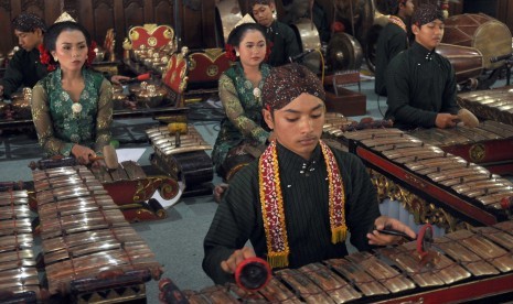 Sejumlah pelajar memainkan alat musik gamelan.