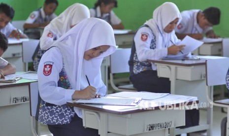 Sejumlah pelajar SMP mengerjakan soal ujian nasional dengan skema ujian nasional berbasis kertas dan pensil (UNKP) 