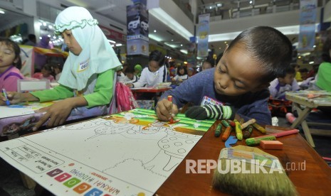 Sejumlah pelajar Taman Kanak-Kanak mewarnai gambar Candi Borobudur saat mengikuti lomba mewarnai nasional dengan tema Ceria Warna Nusantara, di Metro Indah Mall, Jalan Soekarno-Hatta, Kota Bandung, Kamis, (27/4).