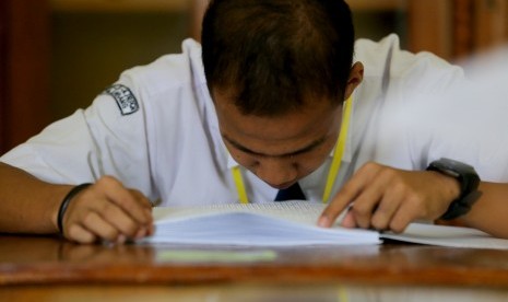 Sejumlah pelajar tuna netra mengikuti Ujian Nasional (UN) tingkat Sekolah Menengah Pertama (SMP) di SMPLB-A PRPCN Palembang, Sumatera Selatan, Senin (9/5).