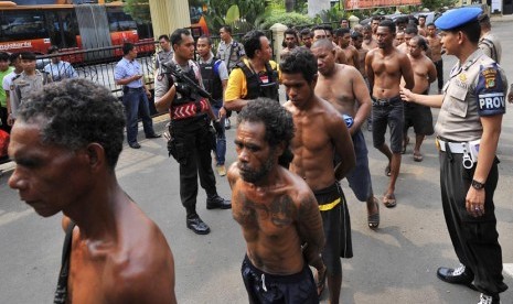 Sejumlah pelaku bentrokan digiring menuju tahanan usai penangkapan di Polres Metro Jakarta Barat, Ahad (27/10). (Antara/Wahyu Putro)