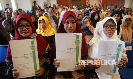 Sejumlah pelaku Industri Kecil Menengah (IKM) menunjukan sertifikat halal di Kantor Walikota Depok, Jawa Barat, Kamis (31/1/19).