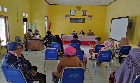 Sejumlah pelaku UMKM menerima melakukan akad kredit untuk menerima program Kruw-Cil. 